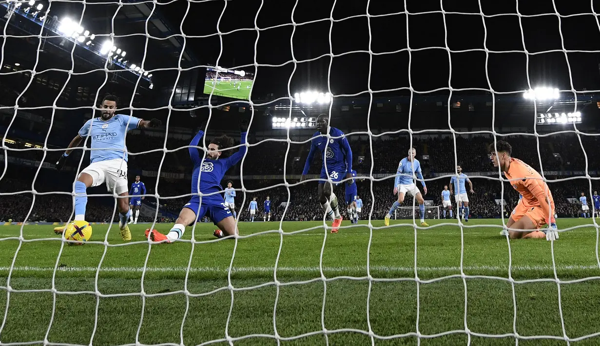 Gol pertama Manchester City dicetak oleh aksi Riyad Mahrez pada menit ke-23. Free kick indah winger asal Aljazair itu mengarah ke pojok atas gawang Chelsea tanpa bisa diantisipasi Kepa Arrizabalaga. (AFP/Glyn Kirk)