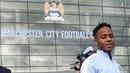 Raheem Sterling berpose setelah resmi menandatangani kontrak bersama Manchester City di Stadion Etihad, Manchester., Inggris. (14/7/2015). (REUTERS/Andrew Yates)