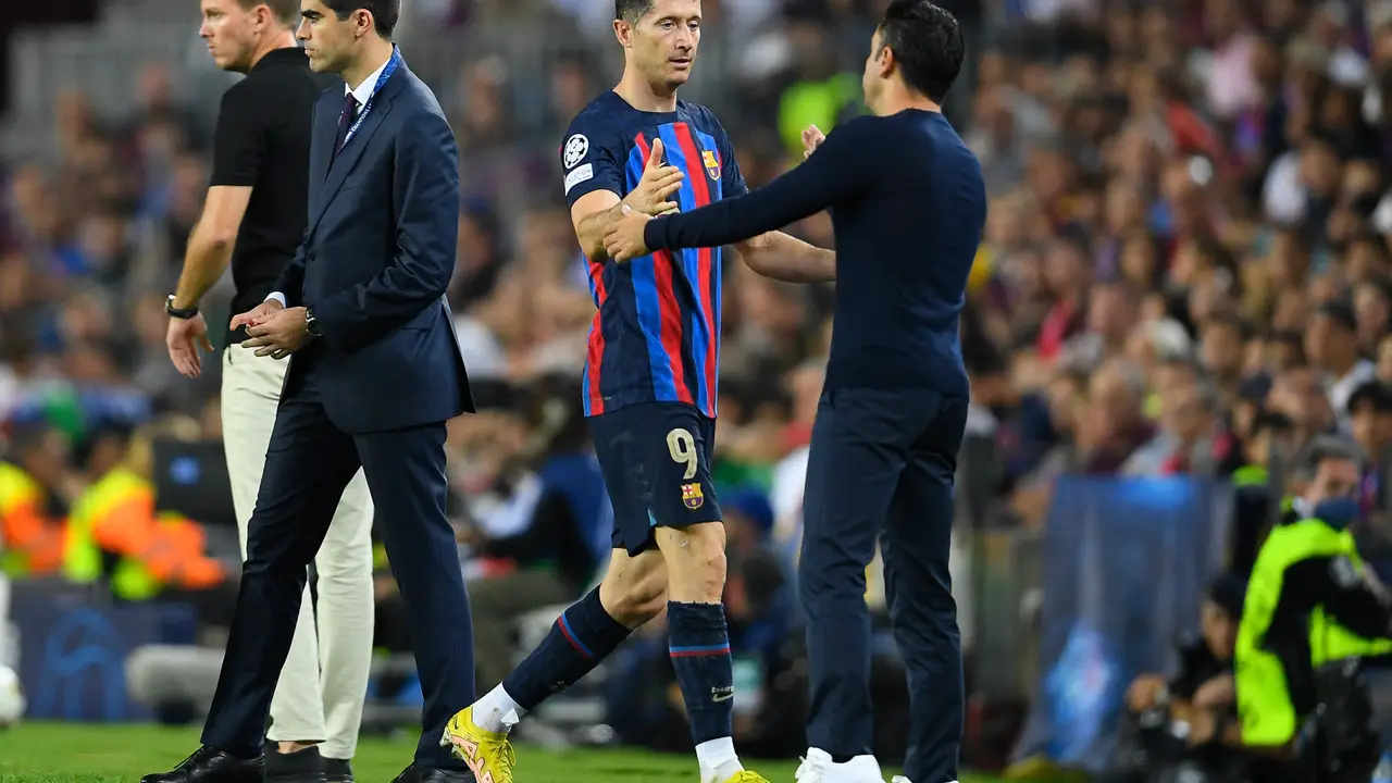 Xavi Hernandez dan Robert Lewandowski