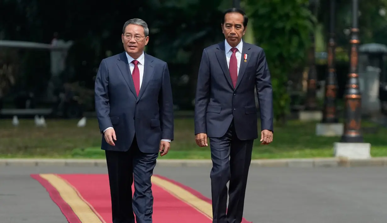 Pertemuan ini diawali dengan upacara penyambutan. Jokowi dan Li Qiang kemudian saling memperkenalkan delegasi masing-masing. (AP Photo/Achmad Ibrahim)