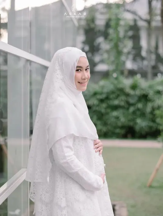 Gamis dengan detail lace ini dipadukan dengan hijab pashmina warna senada.  (Instagram/anisarahma_12).