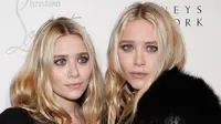 Mantan bintang TV, Mary-Kate dan Ashley Olsen yang kini menjelma menjadi perancang pakaian ternama ini, dikabarkan hanya tersenyum lebar ataupun tertawa ketika tidak di depan kamera. (Cindy Ord/Getty Images/AFP)