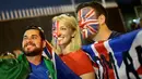 Suporter wanita Inggris mengecat mukanya di luar Stadion Maracana jelang upacara pembukaan Olimpiade 2016 di Rio de Janeiro, Brasil, (6/8). (REUTERS/Alkis Konstantinidis)