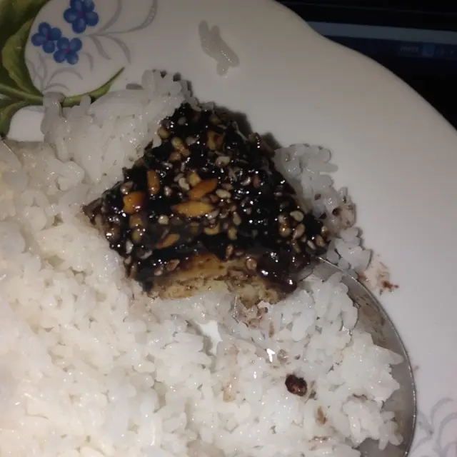 6 Potret Martabak Manis Disantap dengan Nasi Ini Bikin Gagal Lapar