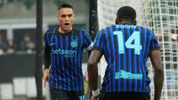 Lautaro Martinez (kiri) merayakan bersama Ange-Yoan Bonny setelah mencetak gol untuk Inter Milan dalam laga Serie A melawan Cremonese di San Siro, Milan, Italia, Sabtu, 4 Oktober 2025. (AP Photo/Luca Bruno)