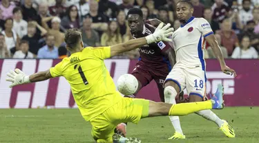 Gelandang Chelsea Christopher Nkunku berebut bola dengan kiper Servette Joel Mall (kiri) dan bek Servette Bradley Mazikou (tengah) pada leg kedua play-off UEFA Conference League 2024/2025 di Stadion de Gevene, Jumat (30/8/2024) dini hari WIB. (Salvatore Di Nolfi/Keystone via AP)