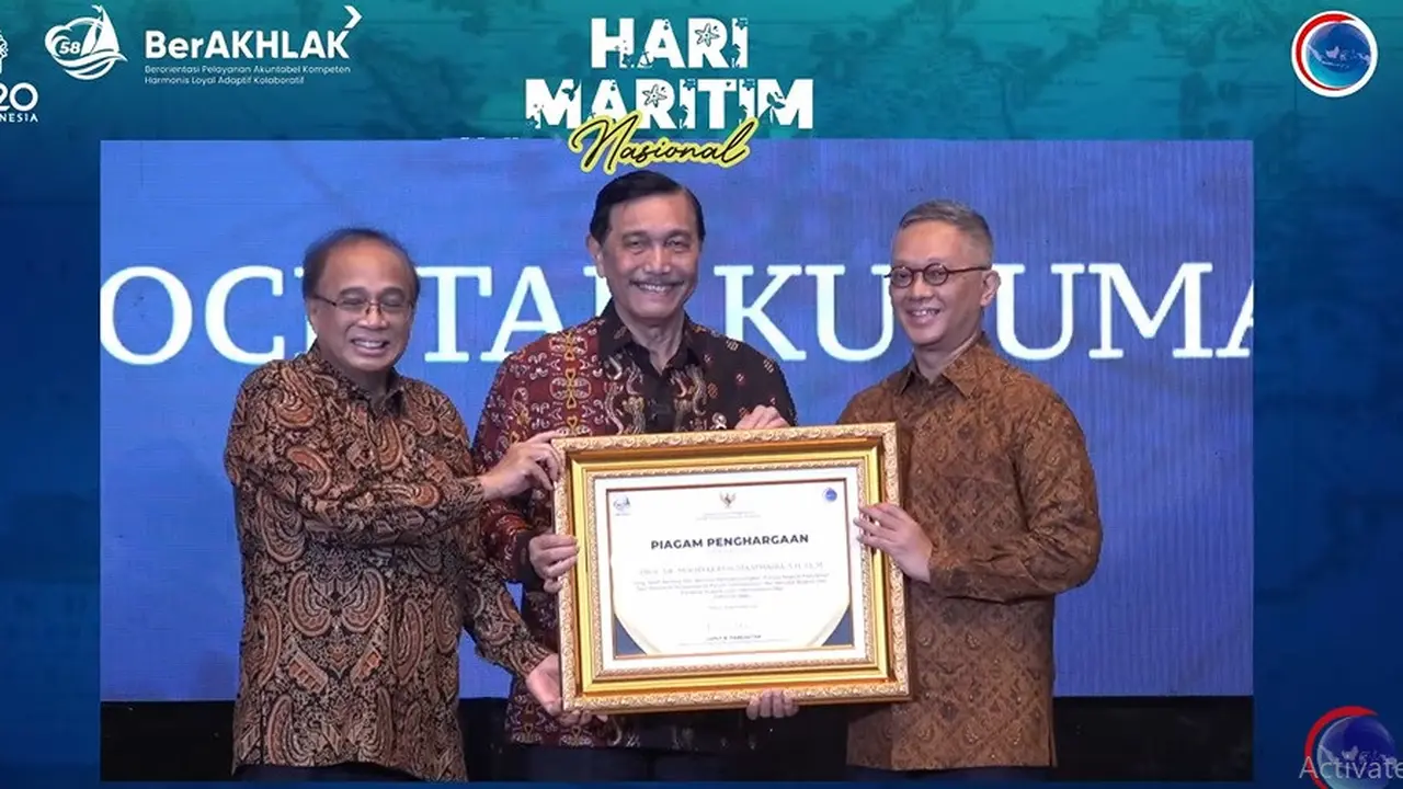 Menko Luhut Binsar Pandjaitan menghadiri sesi penghargaan kepada Prof. Dr. Mochtar Kusumaatmadja pada acara puncak Hari Maritim Nasional ke-58 pada Selasa (27/9/2022). (Foto dok. Kementerian Koordinator Bidang Kemaritiman dan Investasi via Youtube)