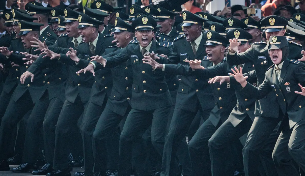 Tercatat, ada 2.000 orang calon perwira remaja (Capaja) yang dilantik sebagai perwira TNI dan Polri yang terdiri dari 827 dari Akademi Militer (Akmil). (YASUYOSHI CHIBA/AFP)