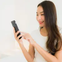 Ilustrasi perempuan menganalisa reksadana di smartphone. (c) mrsiraphol/Depositphotos.com