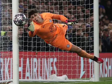 Real Madrid mengonfirmasi bergabungnya Kepa Arrizabalaga dari Chelsea. (Photo by ADRIAN DENNIS / AFP)