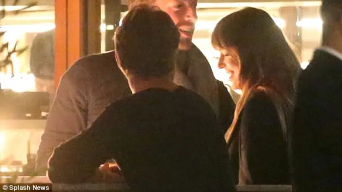 [Bintang] Dakota Johnson dan Chris Martin
