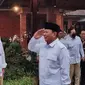 Mantan Ketum Partai Hanura Wiranto menemui Ketum Partai Gerindra Prabowo Subianto di rumahnya di Hambalang, Bogor, Jawa Barat, Senin (1/5/2023). Wiranto mengantar para loyalisnya gabung Gerindra. (Liputan6.com/Achmad Sudarno)