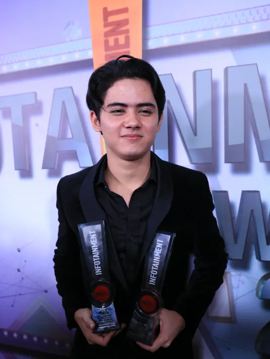 "Alhamdulillah dapat piala Infotainment Awards 2017 sebagai Selebriti sosmed Paling Eksis sama Selebriti Pria Paling Fashionable. Senang, yang nggak nyangka tuh yang sosmed karena nggak dikasih tahu," ucap Aliando. (Adrian Putra/Bintang.com)