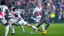 Pemain Real Madrid, Vinicius junior, berusaha melewati pemain Rayo Vallecano pada laga Liga Spanyol di Campo de Futbol de Vallecas, Minggu (15/12/2024) dini hari WIB. (AP Photo/Manu Fernandez)