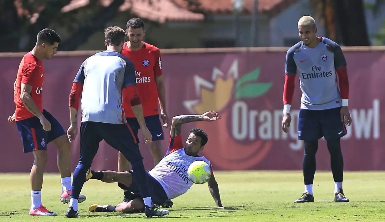 Bek baru PSG, Dabi Alves, melakukan tekel saat latihan di Miami Shores, Florida, Senin (17/7/2017). PSG bersiap menghadapi turnamen International Champions Cup. (AP/Carl Juste)