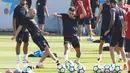 Pemain Barcelona, Andres Iniesta dan Munir, saat latihan di Joan Gamper, Barcelona, Senin (17/7/2017). La Blaugrana menggelar latihan untuk mempersiapkan skuad yang akan menjalani tur pramusim di AS. (EPA/Alejandro Garcia)