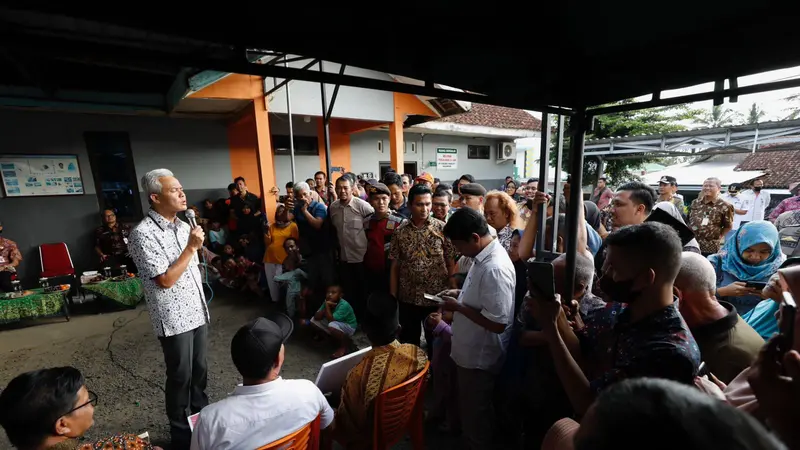 Gubernur Jawa Tengah Ganjar Pranowo saat menghadiri sejumlah bantuan sektoral untuk Pemerintah Kabupaten Banjarnegara