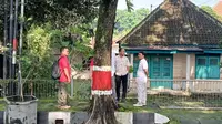 Anggota DPRD Kabupaten Grobogan bersama petugas dari Buana Kassity Property Hotel Finance, meninjau lokasi yang hendak dibangun. Foto: liputan6.com/felek wahyu&nbsp;