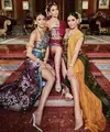 R'Bonney, Andreina, dan Gabriella tampil dengan baju adat Bali dengan gaya off shoulder dan bawahan kain songket dengan model slit. @missuniverse_id