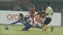 Pemain Arema, Arif Suyono, terjatuh saat berebut bola dengan pemain Persija, Sandi Suthe pada laga lanjutan liga 1 Indonesia di Stadion Patriot, Bekasi, Jumat (02/06/2017). Persija Menang 2-0. (Bola.com/M Iqbal Ichsan)