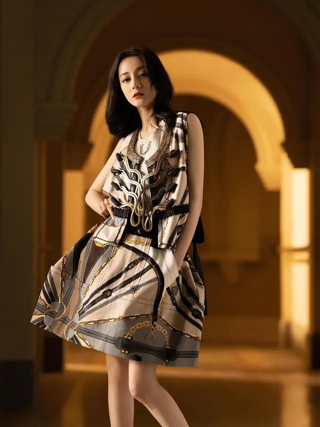 Potret Feminin Dilraba Dilmurat dalam Balutan Busana dari Louis Vuitton