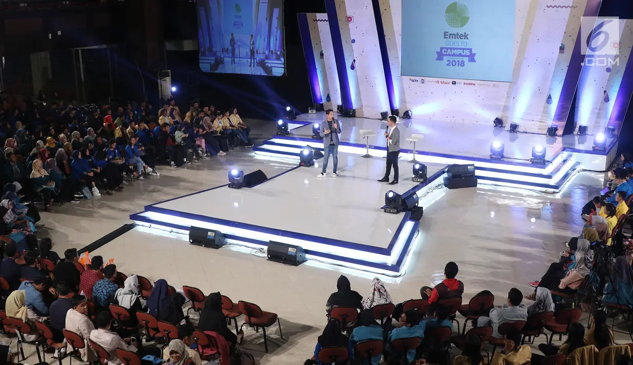 Suasana saat creativepreneur sekaligus aktor Dude Harlino (kiri) berbicara dalam Emtek Goes To Campus 2018 di Universitas Gadjah Mada, Yogyakarta, Rabu (17/10). Dude juga berbagi tips dan trik menjadi wirausahawan sukses. (Liputan6.com/Herman Zakharia)