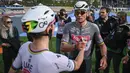 Pembalap Alpecin-Deceuninck, Mathieu van der Poel (kanan) bersalaman dengan pembalap UAE Team Emirate, Tadej Pogacar setelah memenangkan Paris Roubaix 2025 pada Minggu (13/04/2025) waktu setempat. Van der Poel menyelesaikan balapan yang menempuh jarak 259,2 km antara Compiegne hingga Roubaix, Prancis dengan catatan waktu 5 jam 27 menit 27 detik. (AFP/Jeff Pachoud)