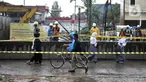 Warga melintasi lokasi semburan gas PGN di proyek Tol Dalam Kota rute Pulogebang-Kelapa Gading, Cakung, Jakarta, Kamis (12/3/2020). Semburan gas yang terjadi sekitar pukul 10.00 WIB tersebut akibat proyek penggalian mengenai pipa distribusi PGN. (merdeka.com/Iqbal Nugroho)