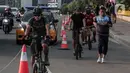 Pesepeda melintasi jalur sepeda di Jalan MH Thamrin - Sudirman, Jakarta, Rabu (22/7/2020). Direktur Jenderal Perhubungan Kemenhub Darat Budi Setiyadi mengatakan dan menargetkan aturan Regulasi untuk menjamin keselamatan pesepeda terbit pada Agustus mendatang. (Liputan6.com/Johan Tallo)