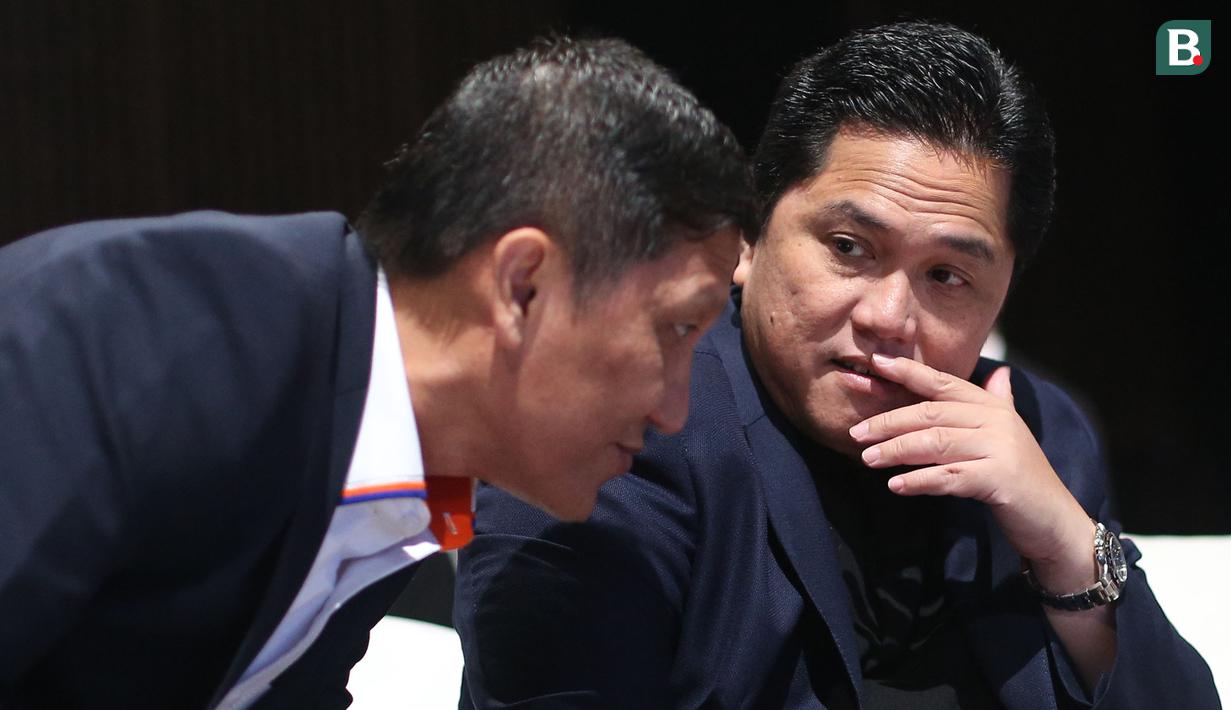 <p>Ketua Umum PSSI, Erick Thohir (kanan) berbincang dengan Direktur Utama PT Liga Indonesia Baru (LIB), Ferry Paulus saat acara konferensi pers Liga 1 2023/2024 di SCTV Tower, Senayan, Jakarta Pusat, Kamis (15/6/2023). (Bola.com/Bagaskara Lazuardi)</p>