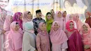 Antasari Azhar didampingi istri Ida Laksmiwati foto bersama dengan sejumlah ibu-ibu di Lapas Kelas I Tangerang, Selasa (8/11). Antasari dihukum MA karena diyakini menjadi otak pembunuhan Nasrudin Zulkarnaen pada Maret 2009. (Liputan6.com/Helmi Afandi)