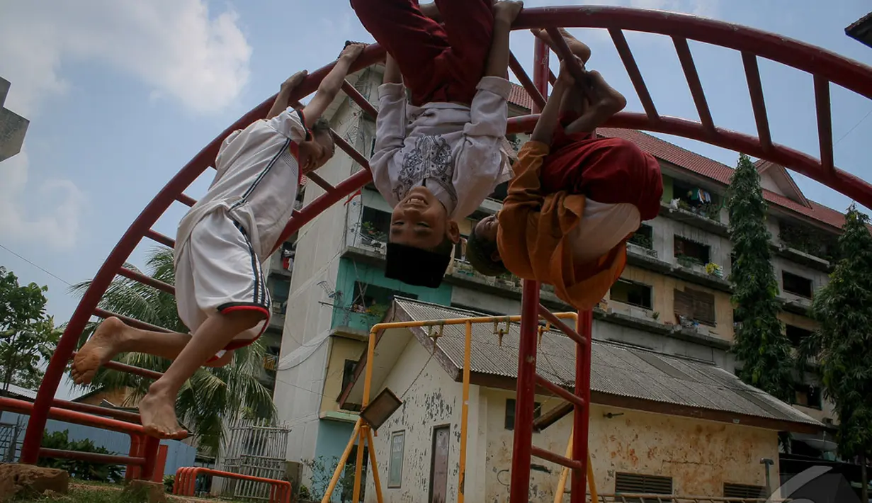 Hanya tangga melengkung yang menjadi andalan anak-anak ini untuk bermain bersama teman-temannya, area Rusunawa Sidang, Jakarta, Jumat (19/9/2014) (Liputan6.com/Faizal Fanani)