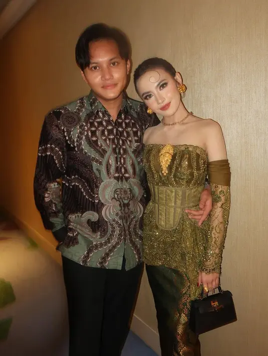 Sedangkan di momen resepsi, Mahalini mendesain kebayanya dengan gaya yang lebih modern. Kebaya hijau dibuat strapless bak bustier dengan taburan payet yang cantik, dipercantik dengan sambungan tangan yang serasi. [Foto: Instagram/mahaliniraharja]