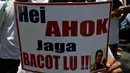 Massa terlihat membentangkan spanduk bertuliskan "Hei Ahok Jaga Bacot Lu!" di depan Gedung DPRD DKI Jakarta, (24/9/14). (Liputan6.com/Johan Tallo) 