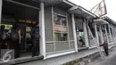 Penumpang saat menunggu di halte transjakarta yang terbakar di Salemba, Jakarta, Selasa (7/7/2015). Halte tersebut rusak parah sebagai imbas dari terbakarnya bus Transjakarta koridor 5 pada hari Jumat (3/7) lalu. (Liputan6.com/Faizal Fanani)