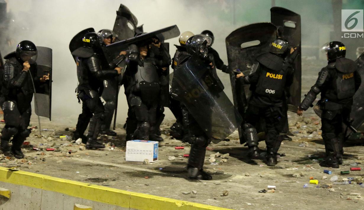 Personil Kepolisian dari satuan Brimob saat menghalau massa yang berlaku anarkis di sekitar depan Gedung Bawaslu, Jalan MH Thamrin, Jakarta, Rabu (22/5/2019). Aksi unjuk rasa yang dimotori GNKR berakhir ricuh. (Liputan6.com/HelmiFithriansyah)