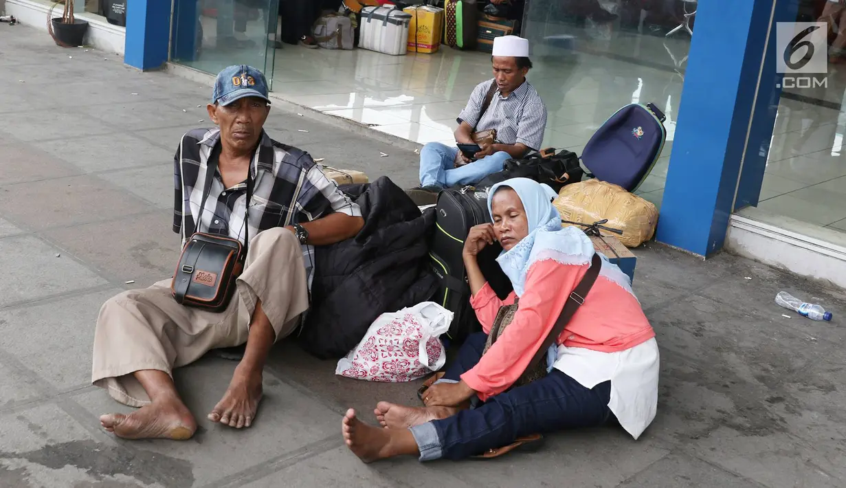 Calon pemudik beristirahat di Terminal Pulo Gebang, Jakarta, Kamis (22/6). Memasuki H-3 Idul Fitri, Terminal Pulo Gebang mulai dipadati ribuan pemudik dengan berbagai tujuan, termasuk ke luar Pulau Jawa. (Liputan6.com/Immanuel Antonius)
