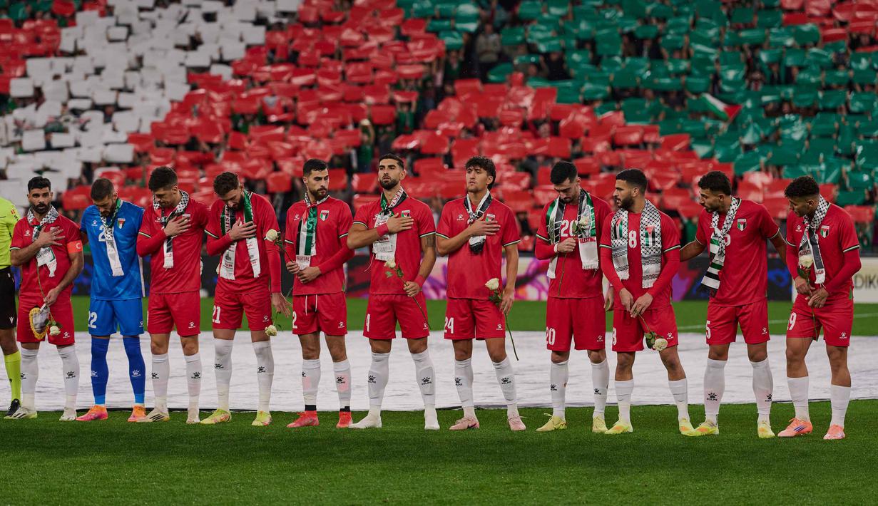 Pemain-pemain Palestina berbaris sebelum pertandingan persahabatan melawan pemain-pemain Spanyol dari wilayah Basque, yang diadakan sebagai protes terhadap aksi militer Israel di Gaza, di Bilbao, Spanyol, Sabtu 15 November 2025. Puluhan ribu penonton memenuhi Stadion San Mames, markas Athletic Bilbao, sebagai bagian dari aksi solidaritas yang kuat untuk Palestina. (AP Photo/Miguel Oses)