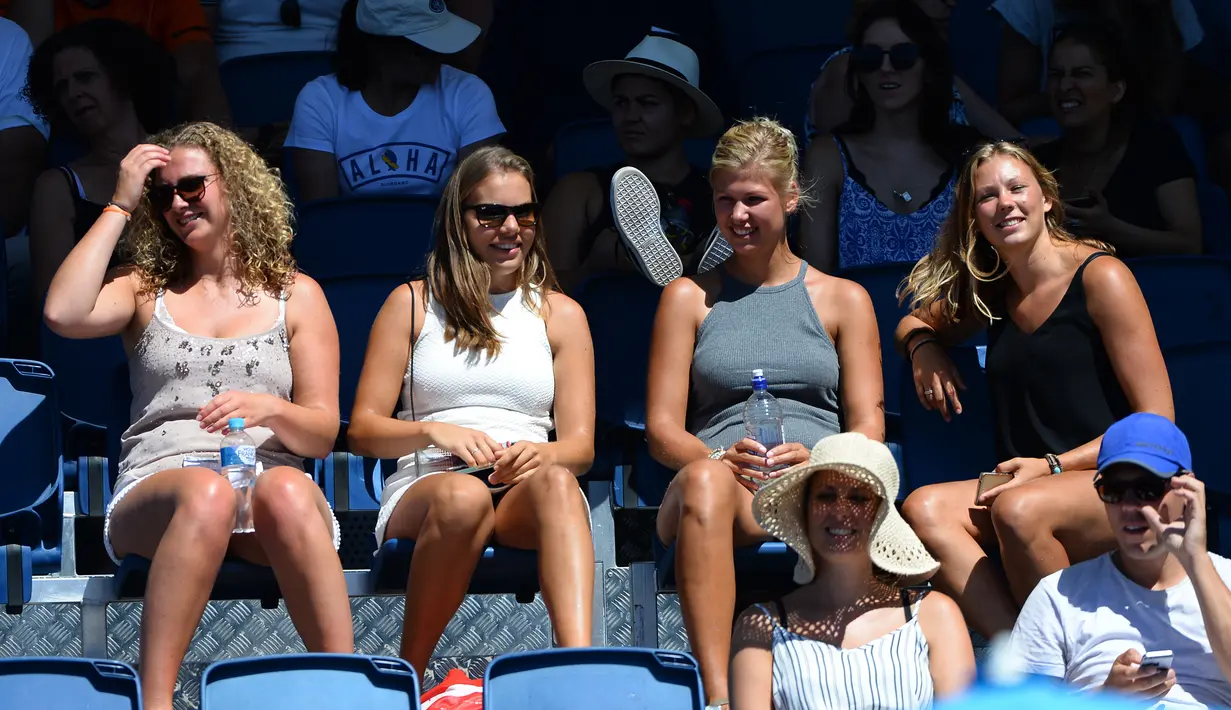 Sejumlah penonton wanita menyaksikan serunya pertandingan tenis selama putaran pertama Australian Open 2017 di Melbourne, Australia (16/1). (AFP Photo/Greg Wood)
