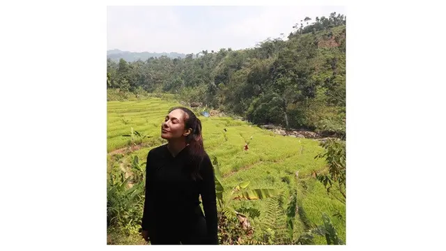 7 Potret Wulan Guritno Liburan di Alam, Tracking hingga Berendam di Sungai
