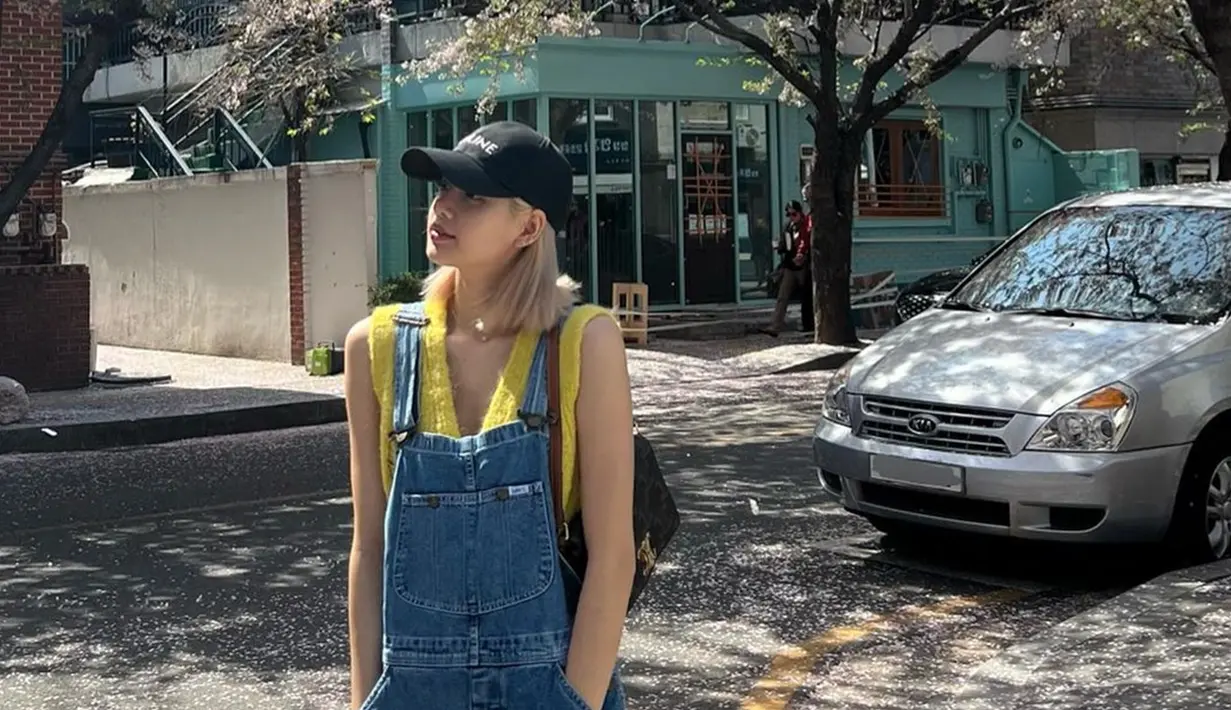 Gunakan baju tanpa lengan berwarna kuning dan dipadukan dengan jumpsuit jeans, penampilan Lisa ini terlihat begitu fresh. Dirinya juga memilih menggunakan topi baseball berwana hitam senada dengan tas yang dipakai. (Liputan6.com/IG/@lalalalisa_m)