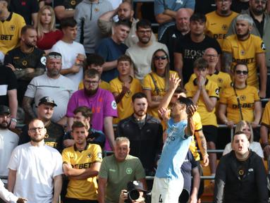 Pemain Manchester City, Tijjani Reijnders melakukan selebrasi setelah mencetak gol perdananya di Liga Inggris 2025/2026 ketika melawan Bournemouth di Molineux stadium, Wolverhampton, Inggris, Sabtu (16/08/2025) waktu setempat. (AFP/Darren Staples)