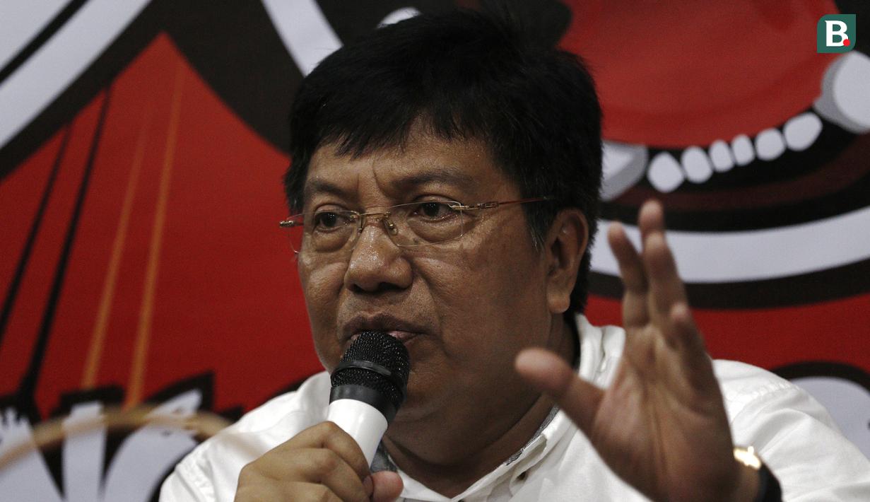 Direktur Utama Persija Jakarta, Gede Widiade, memberikan sambutan saat acara syukuran di Kantor Persija, Jakarta. Acara ini merupakan peringatan hari jadi Persija ke-90. (Bola.com/Yoppy Renato)