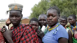 Warga suku Karamojong mengantri untuk memilih Presiden mereka di TPS desa dekat kota Kaabong, Uganda, (18/2). Dengan tempat dan alat pemilihan yang sangat sederhana mereka tetap antusias untuk ikuti pemilu. (REUTERS / Goran Tomasevic)