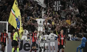 Bek asal Italia yang bermain untuk Juventus, Federico Gatti (nomor punggung 4), merayakan gol pertama timnya dalam pertandingan Serie A Italia antara Juventus dan AC Milan di Allianz Stadium, Turin, pada 7 September 2026. (Isabella BONOTTO/AFP)