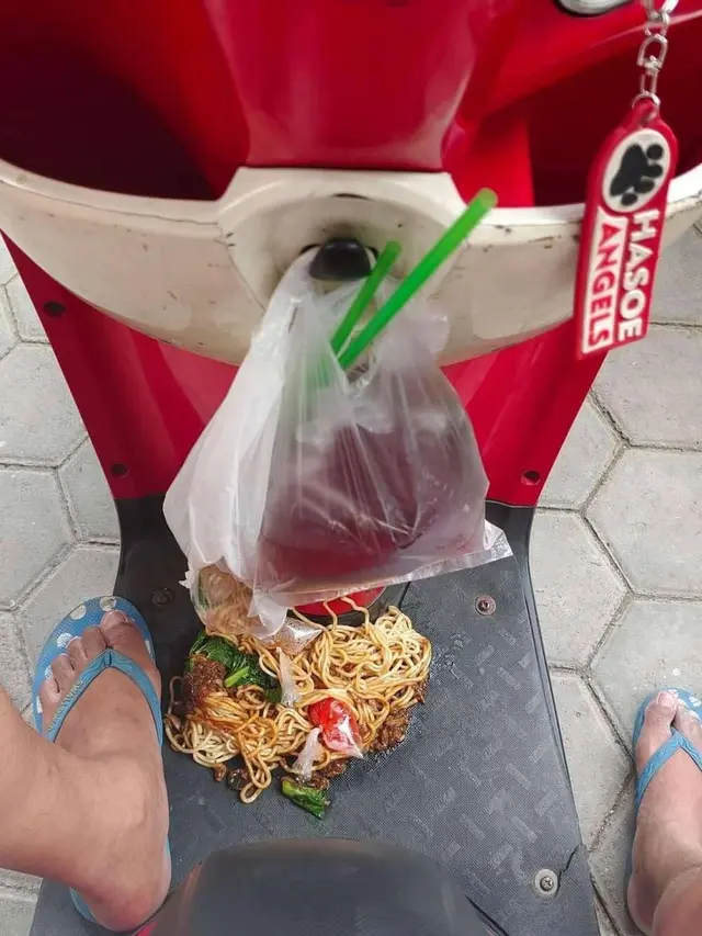 10 Momen saat Mau Makan Mi Ini Apes Banget, Bikin Geregetan