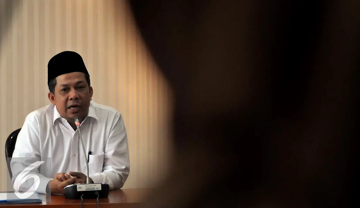 Wakil Ketua DPR dari PKS Fahri Hamzah memberikan keterangan pers terkait pemecatan dirinya dari keanggotaan PKS di Gedung Nusantara III DPR Kompleks Parlemen, Jakarta, Senin (4/3). (Liputan6.com/Johan Tallo)