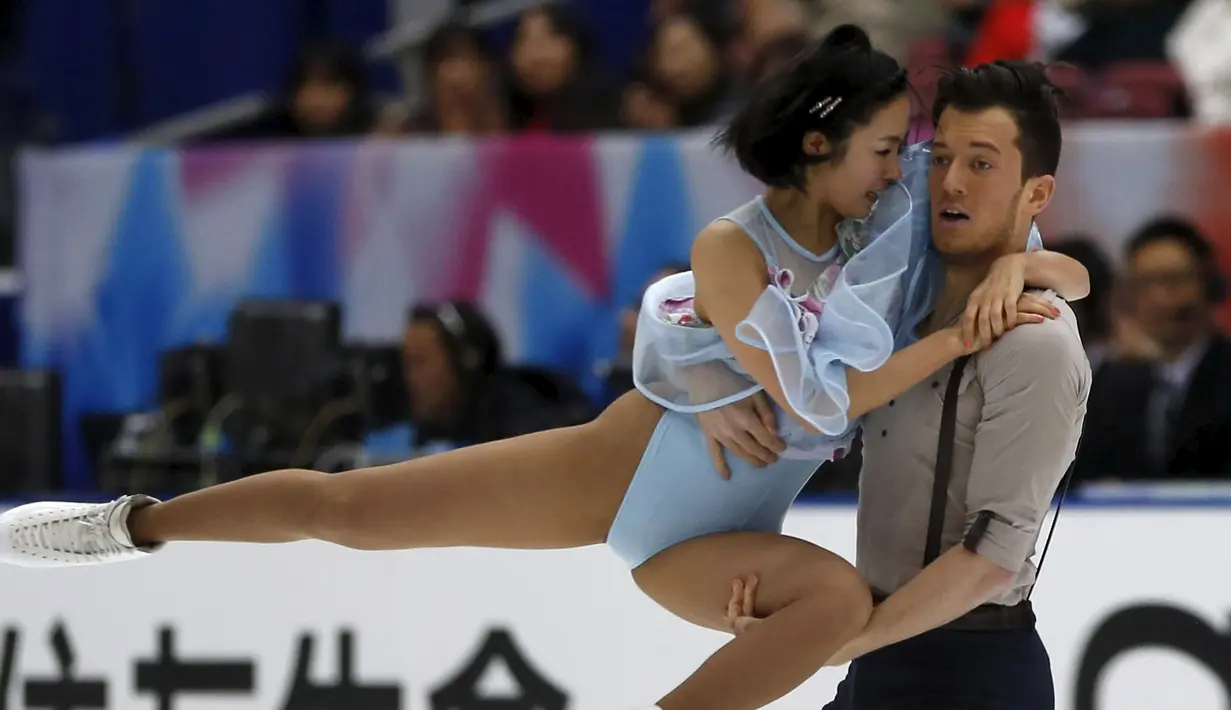 Emi Hirai (kiri) bersama pasangannnya Marien De La Asuncion dari jepang menunjukan kobolehan mereka di atas lantai es dalam Grand Prix ISU Figure Skating di Nagano, Jepang, (28/11).  (REUTERS/Yuya Shino)