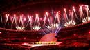 Pesta kembang api saat pembukaan Asian Para Games di SUGBK, Jakarta, Sabtu (06/10/2018). Pembukaan dimeriahkan aksi para penyandang disabilitas. (Bola.com/M Iqbal Ichsan)