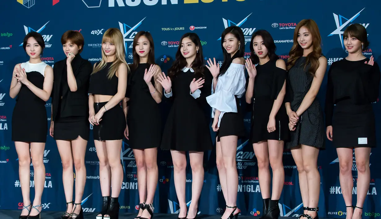 Sebelum merilis Twicetagram, Twice sudah merilis sebuah album extended play yang berjudul The Story Begins. (Foto: Soompi.com)